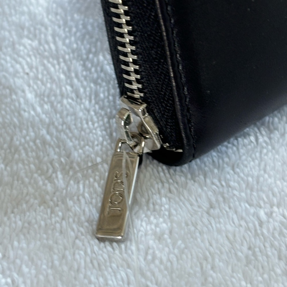Tod’s Women’s Leather Wallet in Black , a few light scuffs but never used - Picture 2 of 8